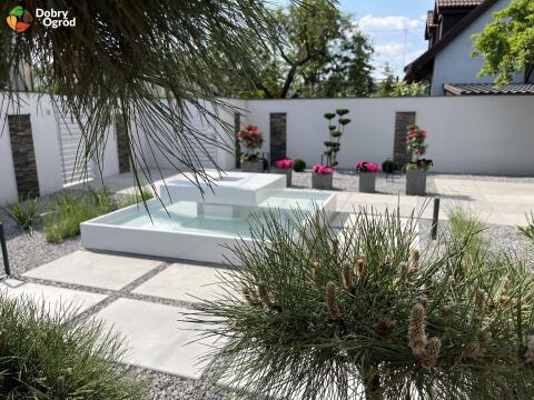 Nowoczesne patio z wanną ogrodową i trawami